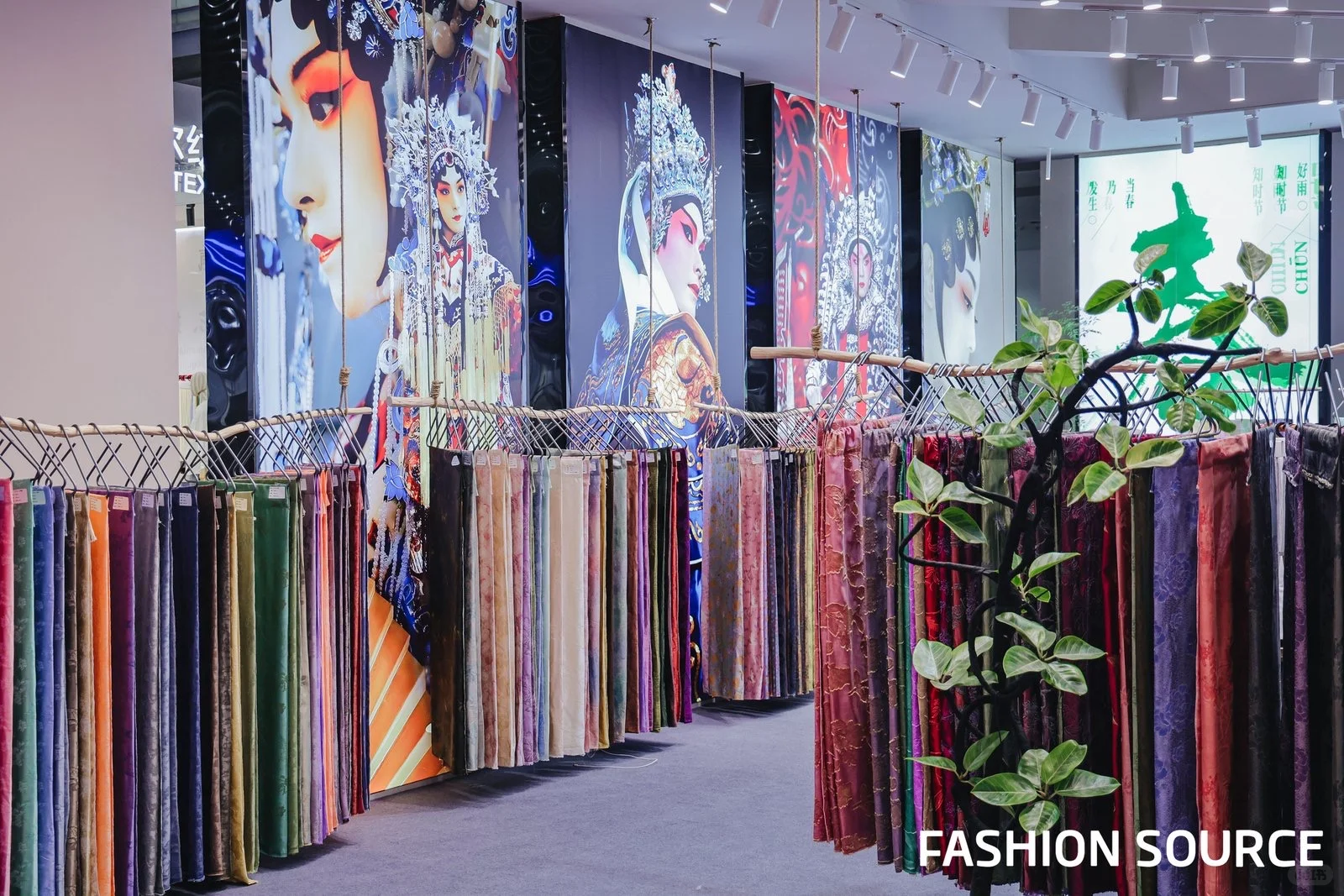 在深圳会展中心，拆解一件衣服的一千种形态