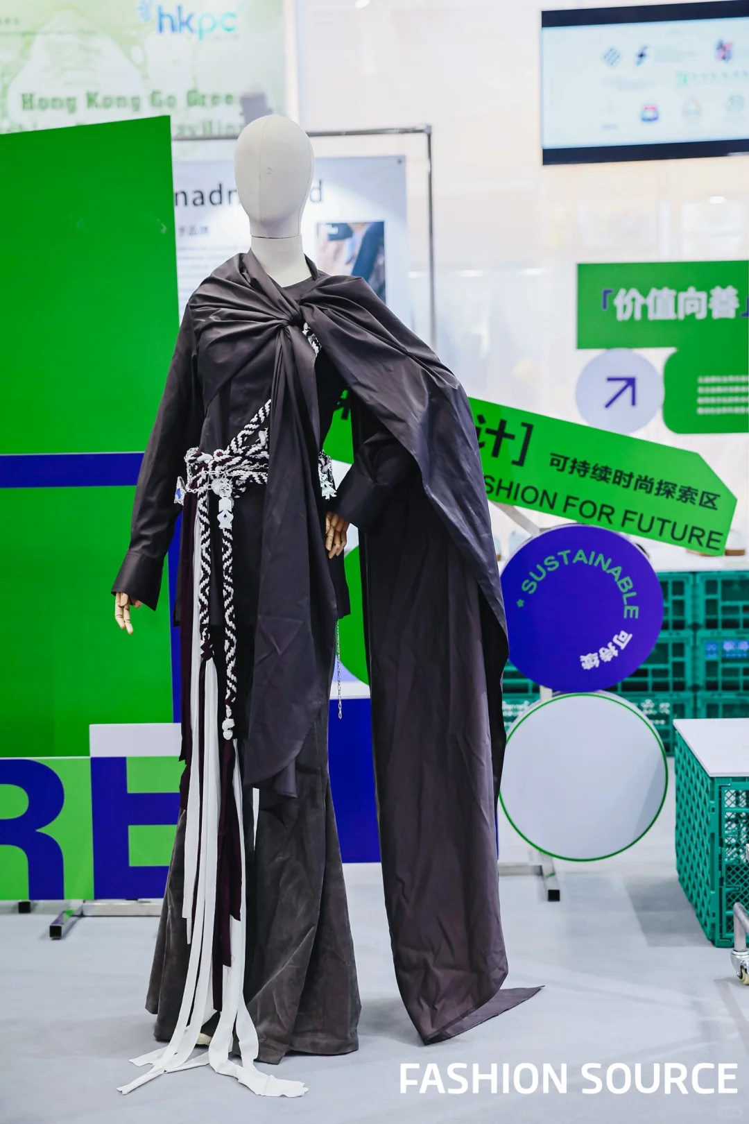 在深圳会展中心，拆解一件衣服的一千种形态