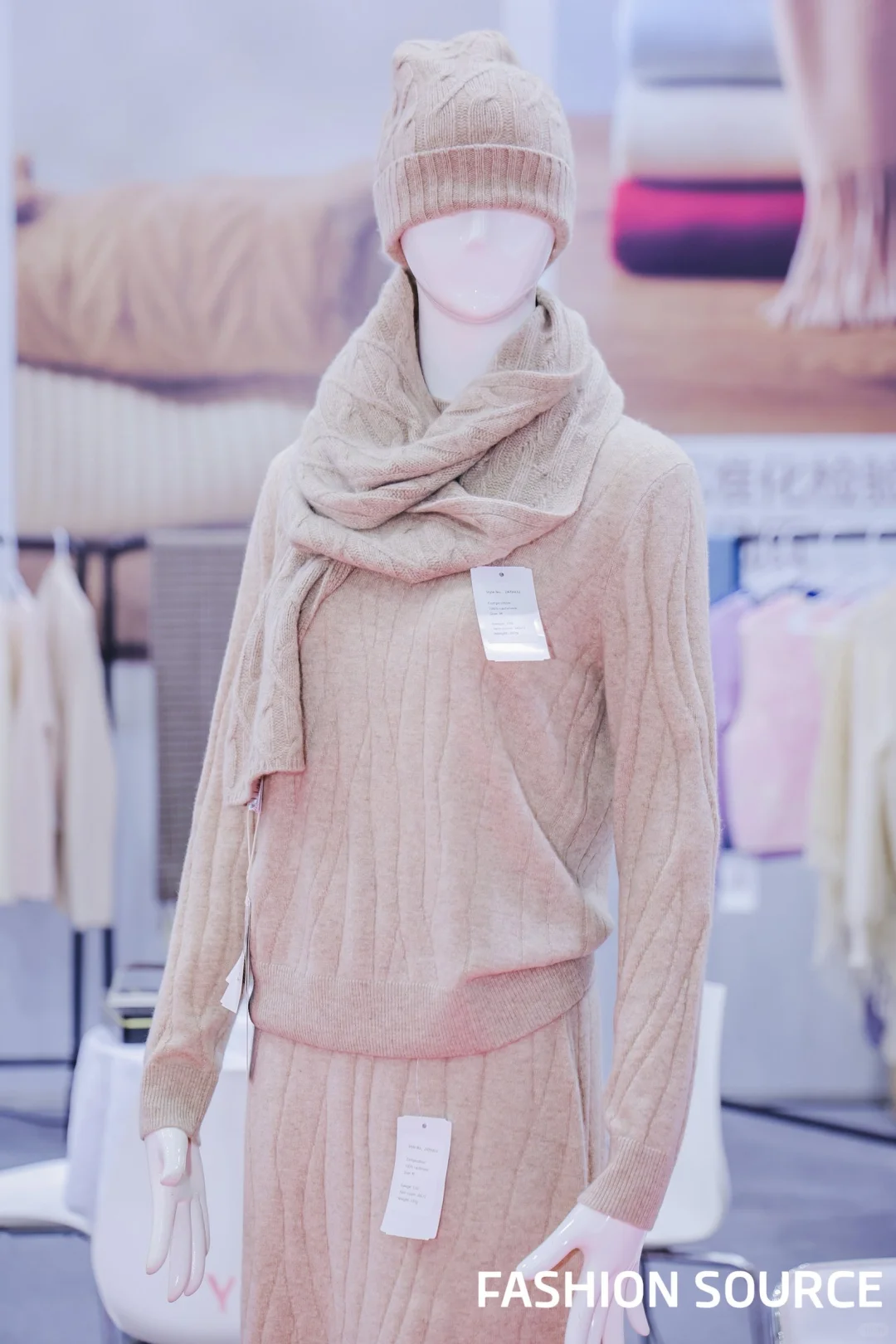 在深圳会展中心，拆解一件衣服的一千种形态