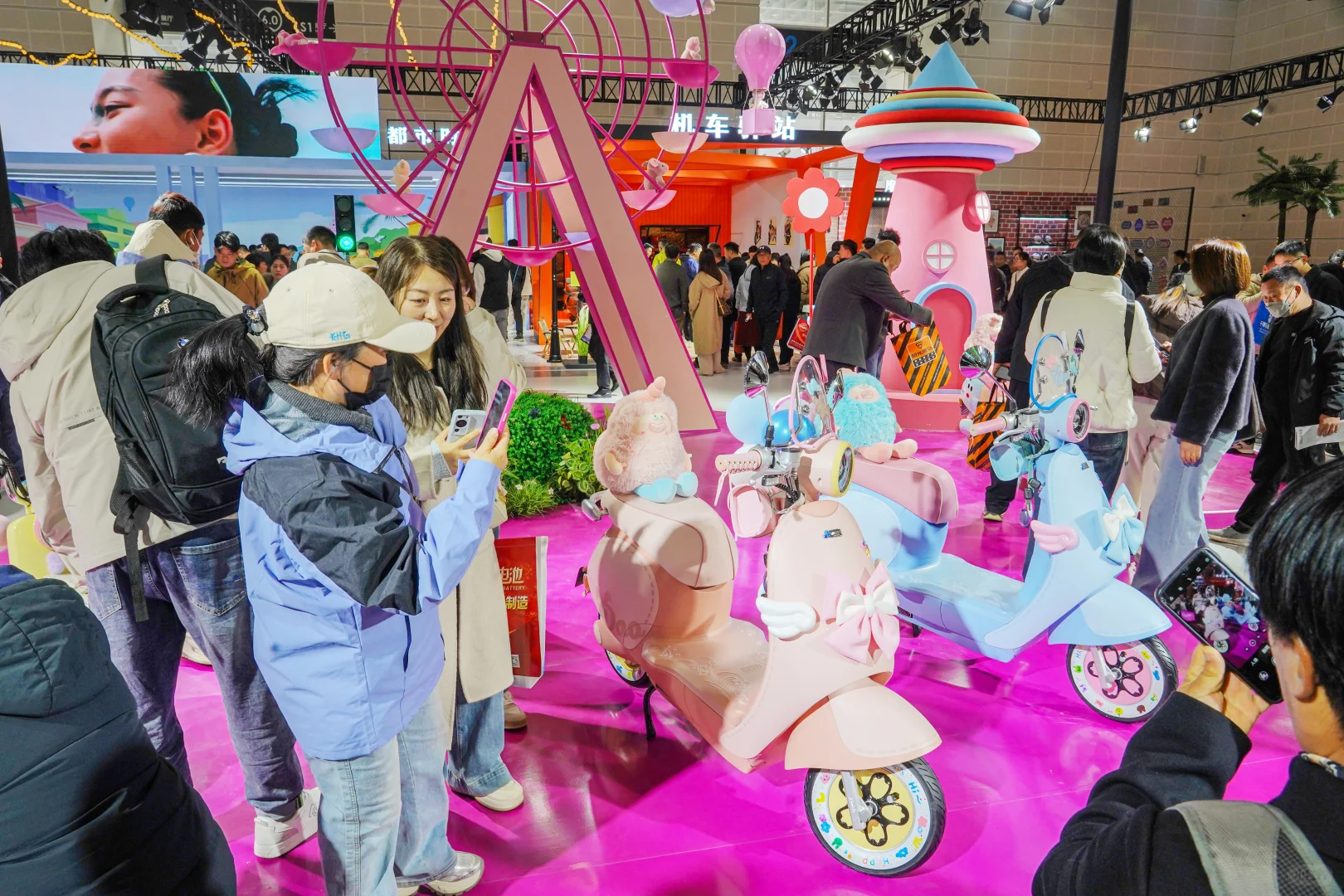 这哪里是逛展会，简直是在游乐场play?