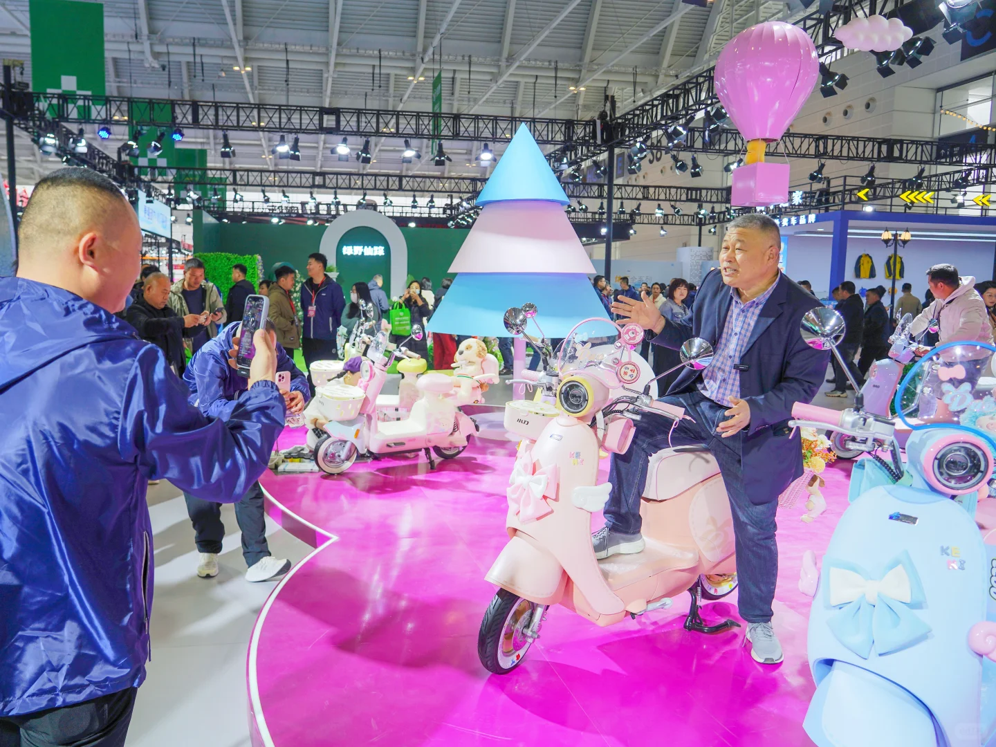 这哪里是逛展会，简直是在游乐场play?