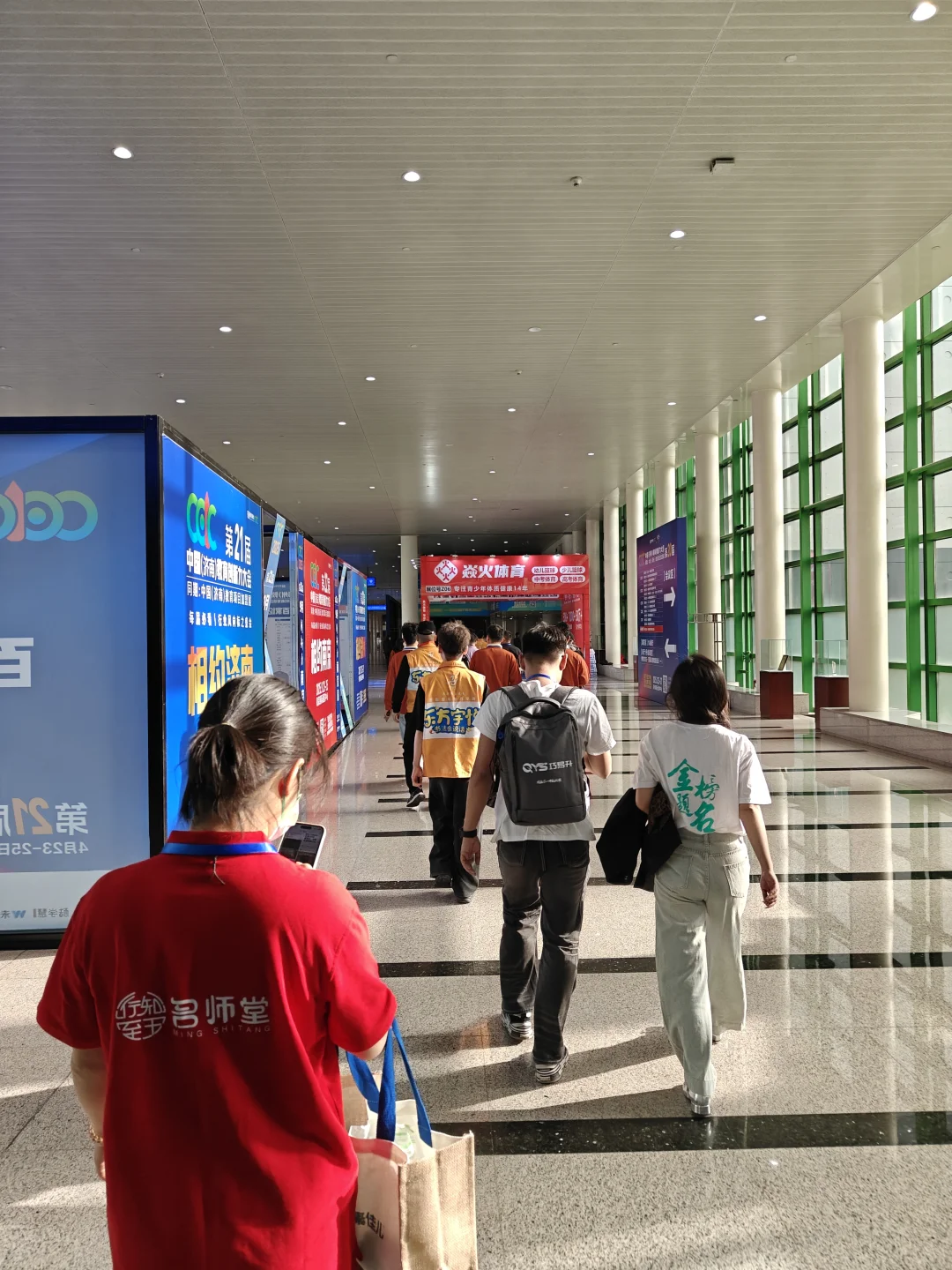 在会展中心兼职发单页的一天开始了