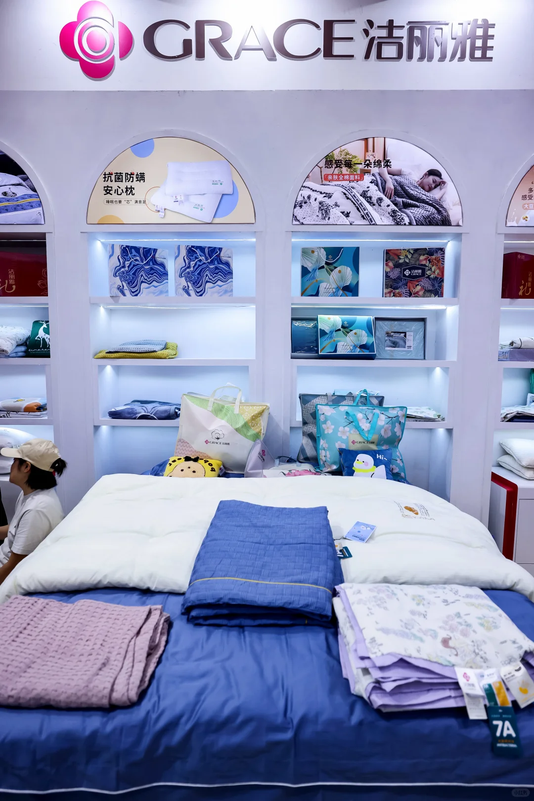 看展还能学搭配⁉️神仙展位藏不住了
