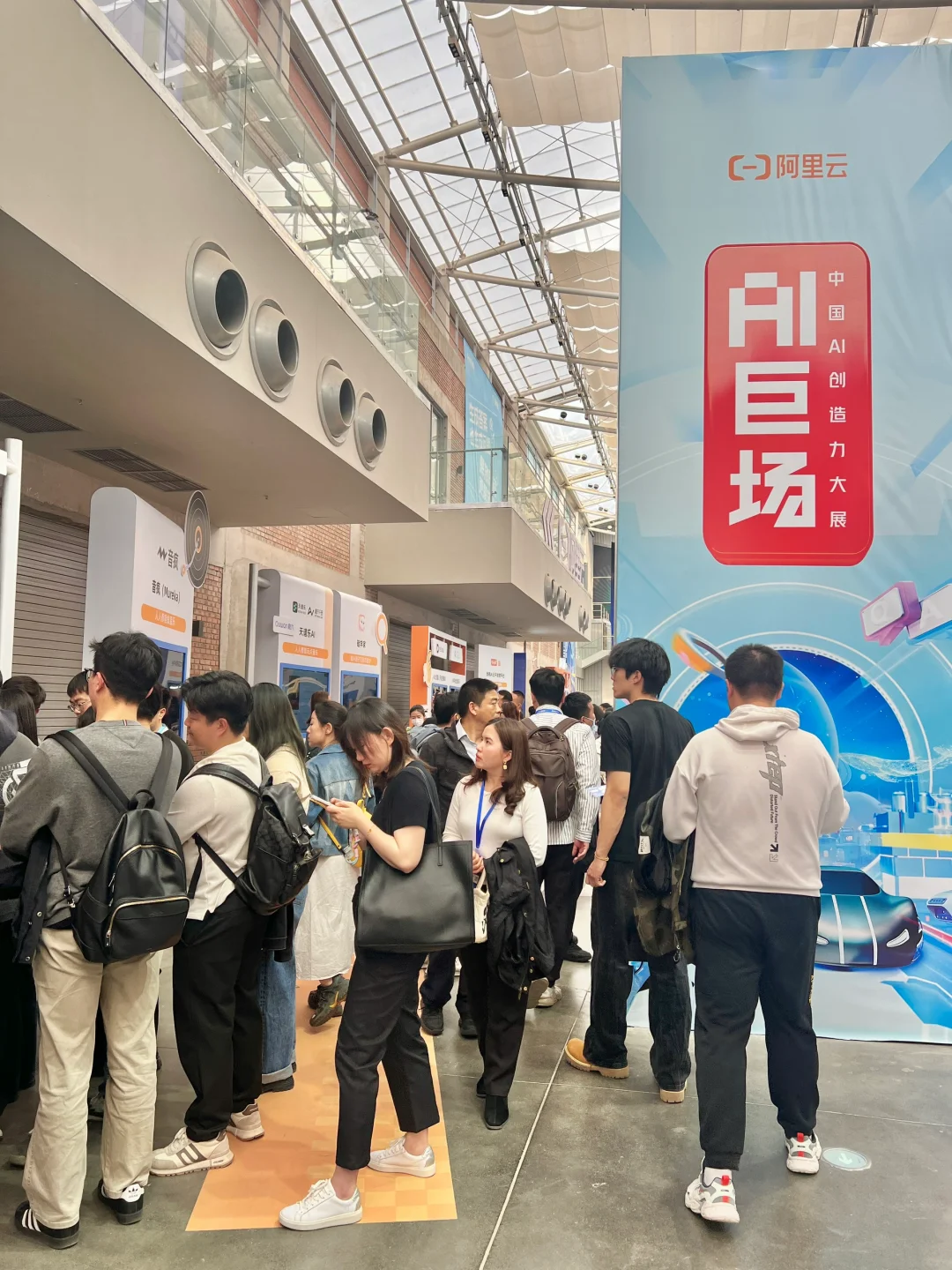 北京郎园。。。这是在干嘛？？？？排了三圈