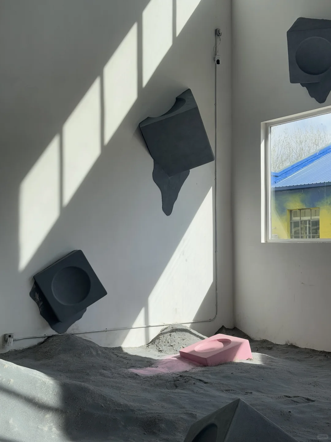 快来?看一场粉酷的展览?打一场硬核的台球