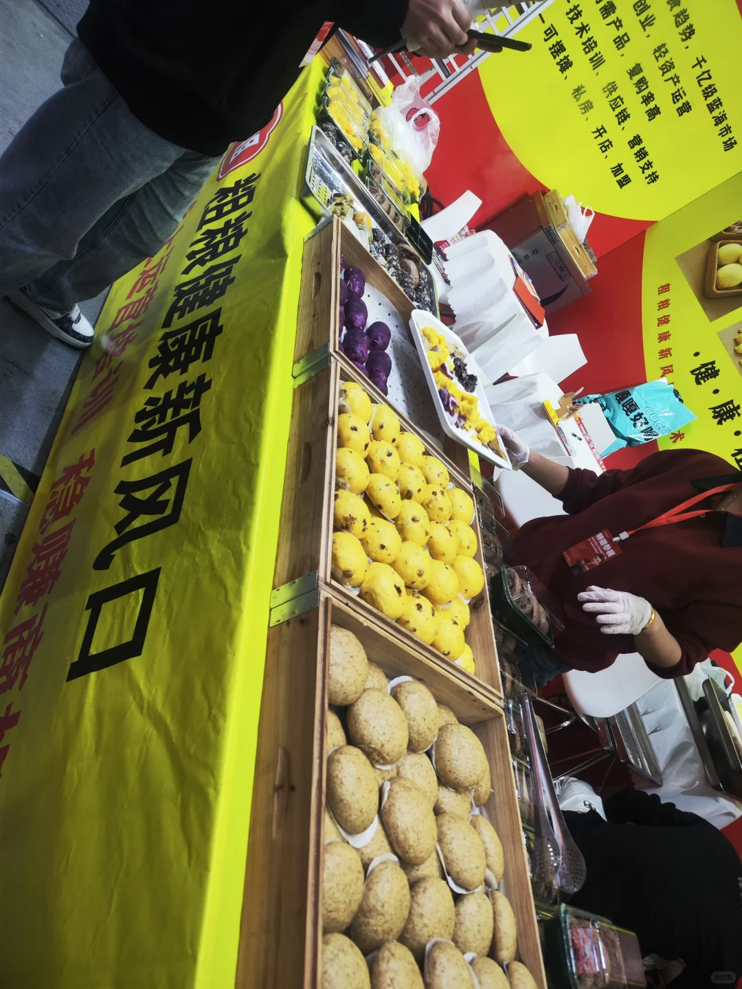 长春餐博会 大馋丫头们吃了！