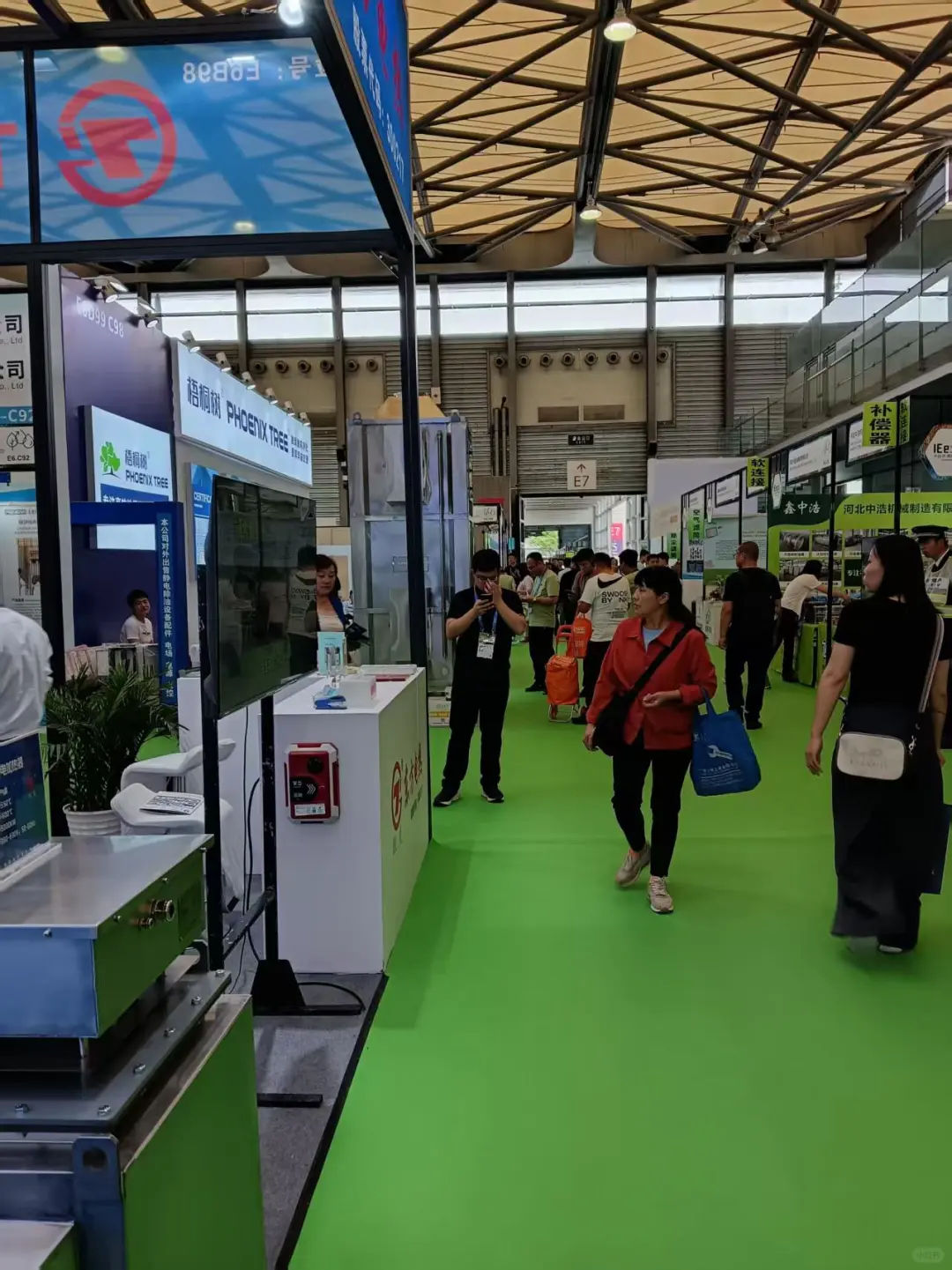 大环境不好哦，展会比较冷清～