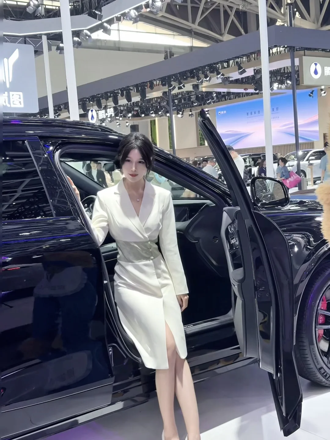 五一来车展罚站