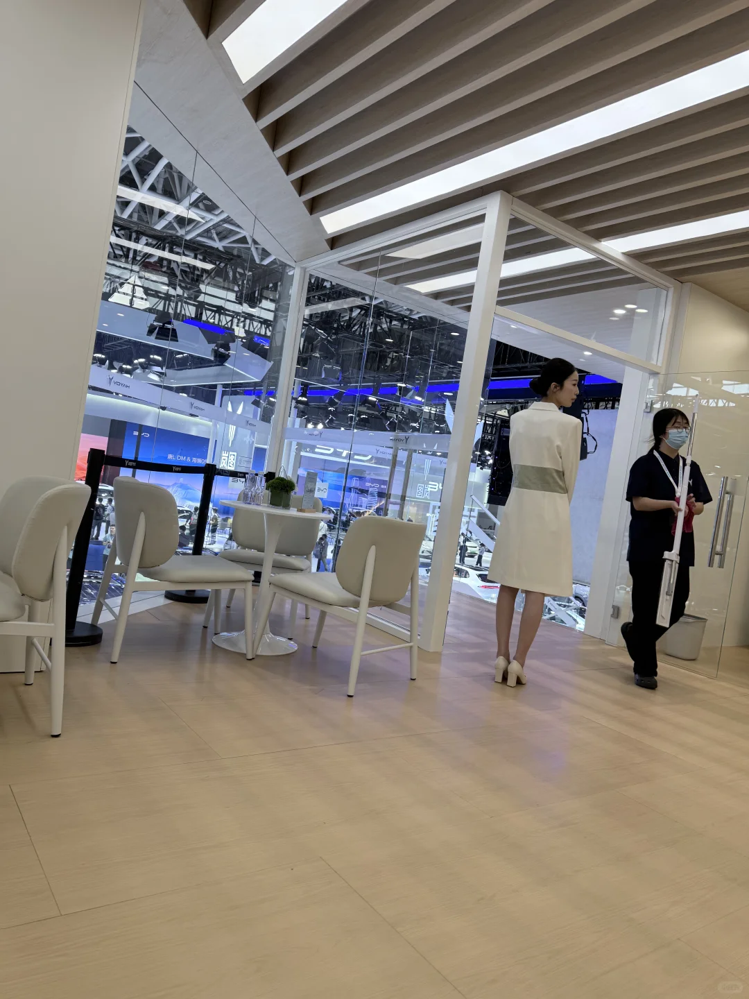 五一来车展罚站
