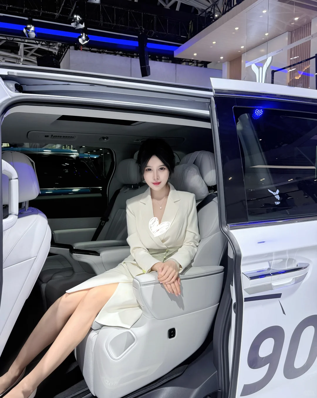 五一来车展罚站