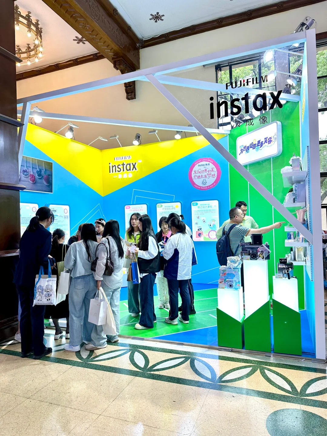 在教博会用富士instax记录，把笑容永久保存