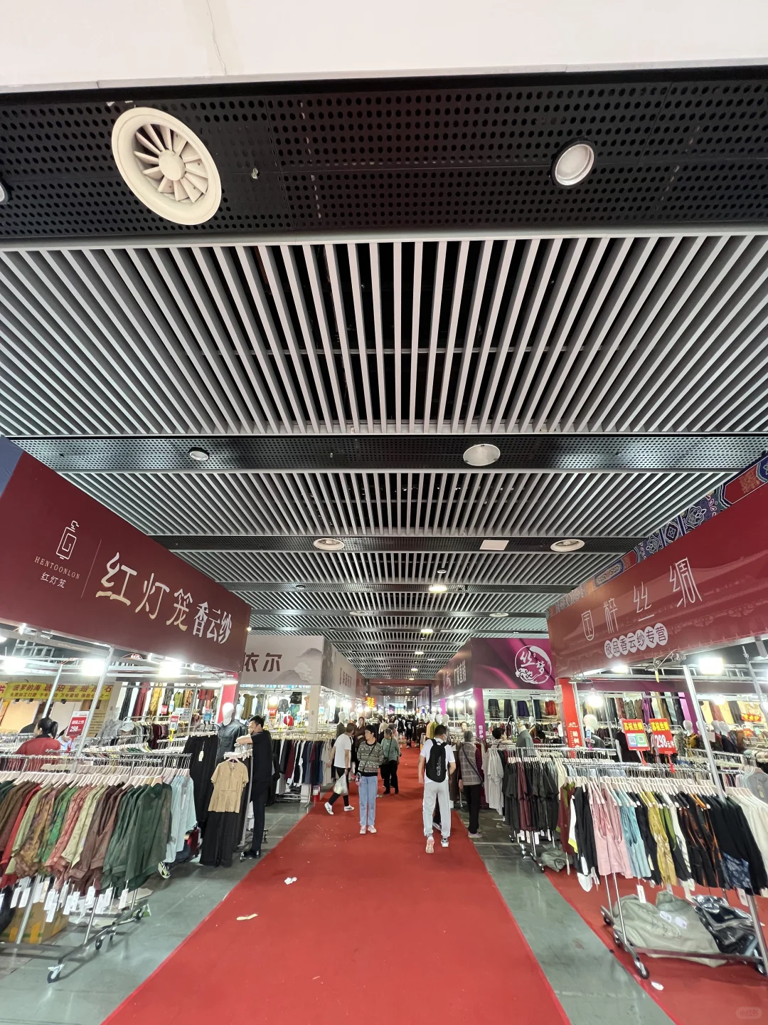 泰安打卡（29）2025首届中外商品展销会