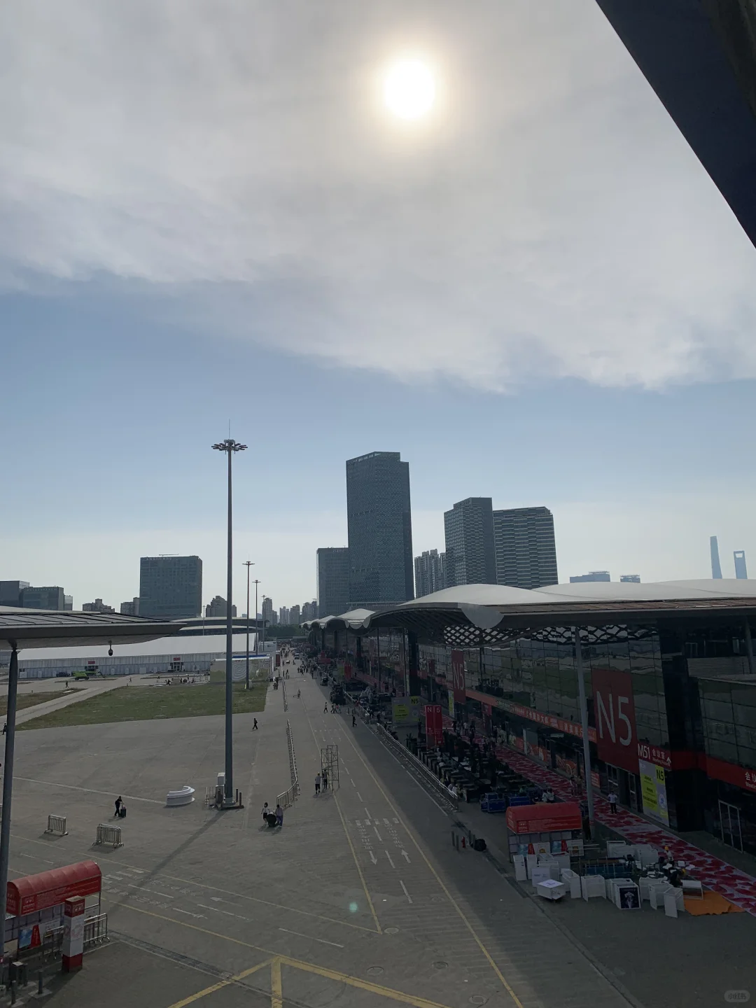 去展览了，阳光也好好☀️
