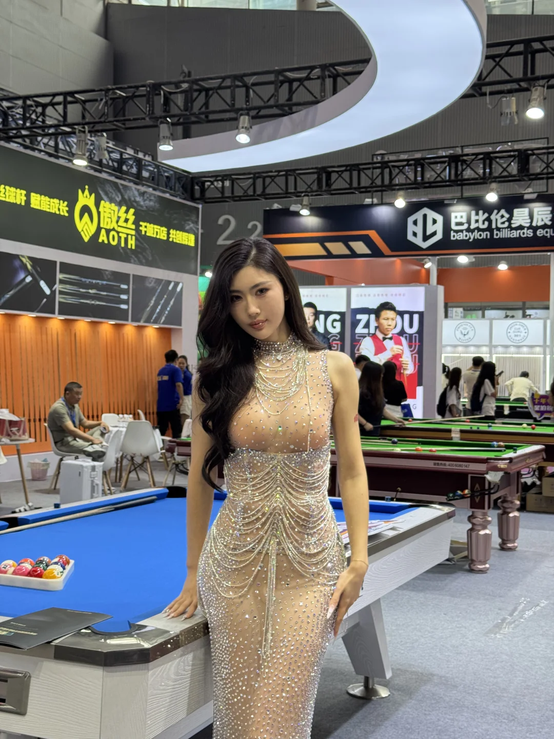 叶濛雨玩?台球黑8