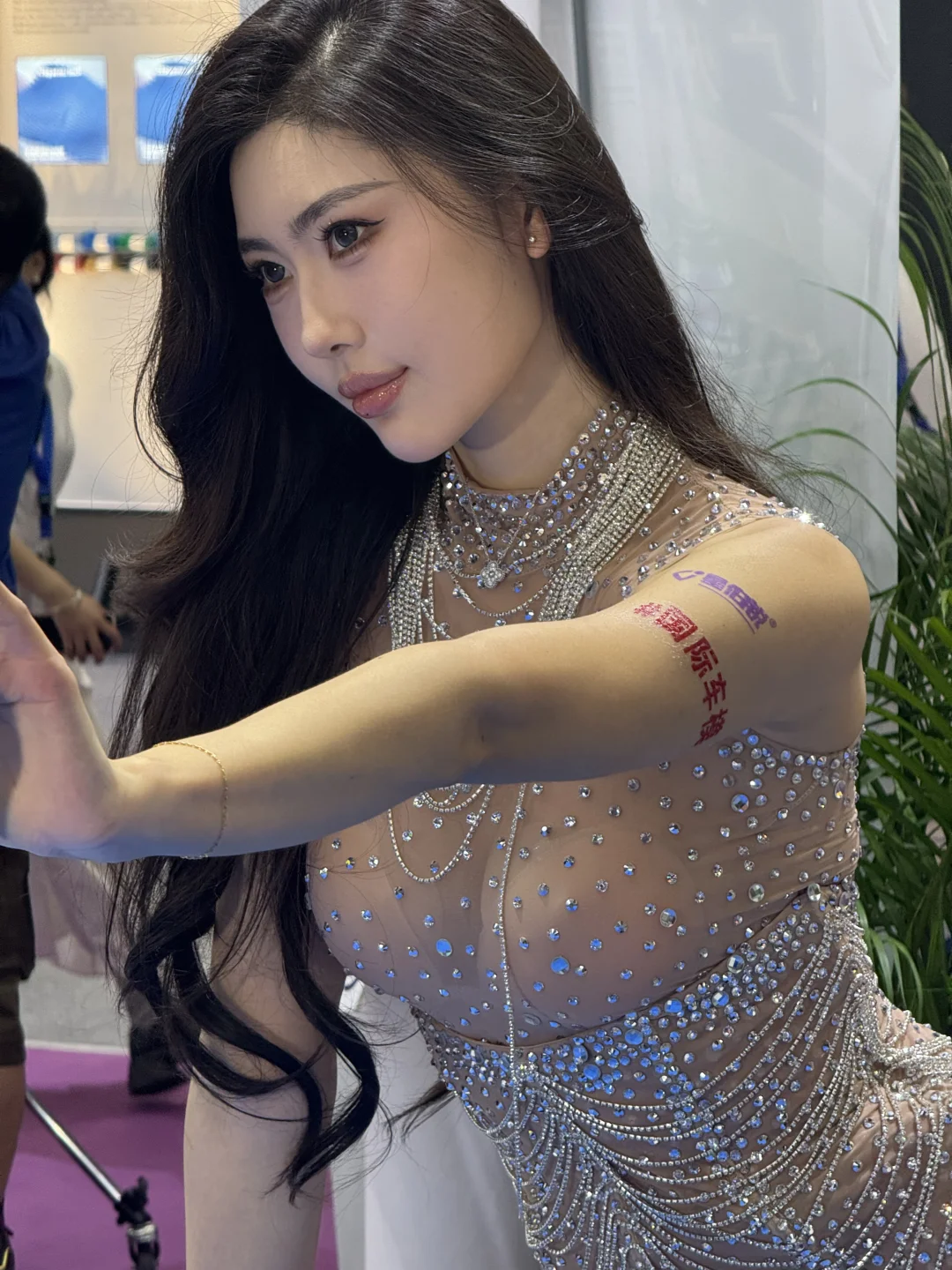 叶濛雨玩?台球黑8