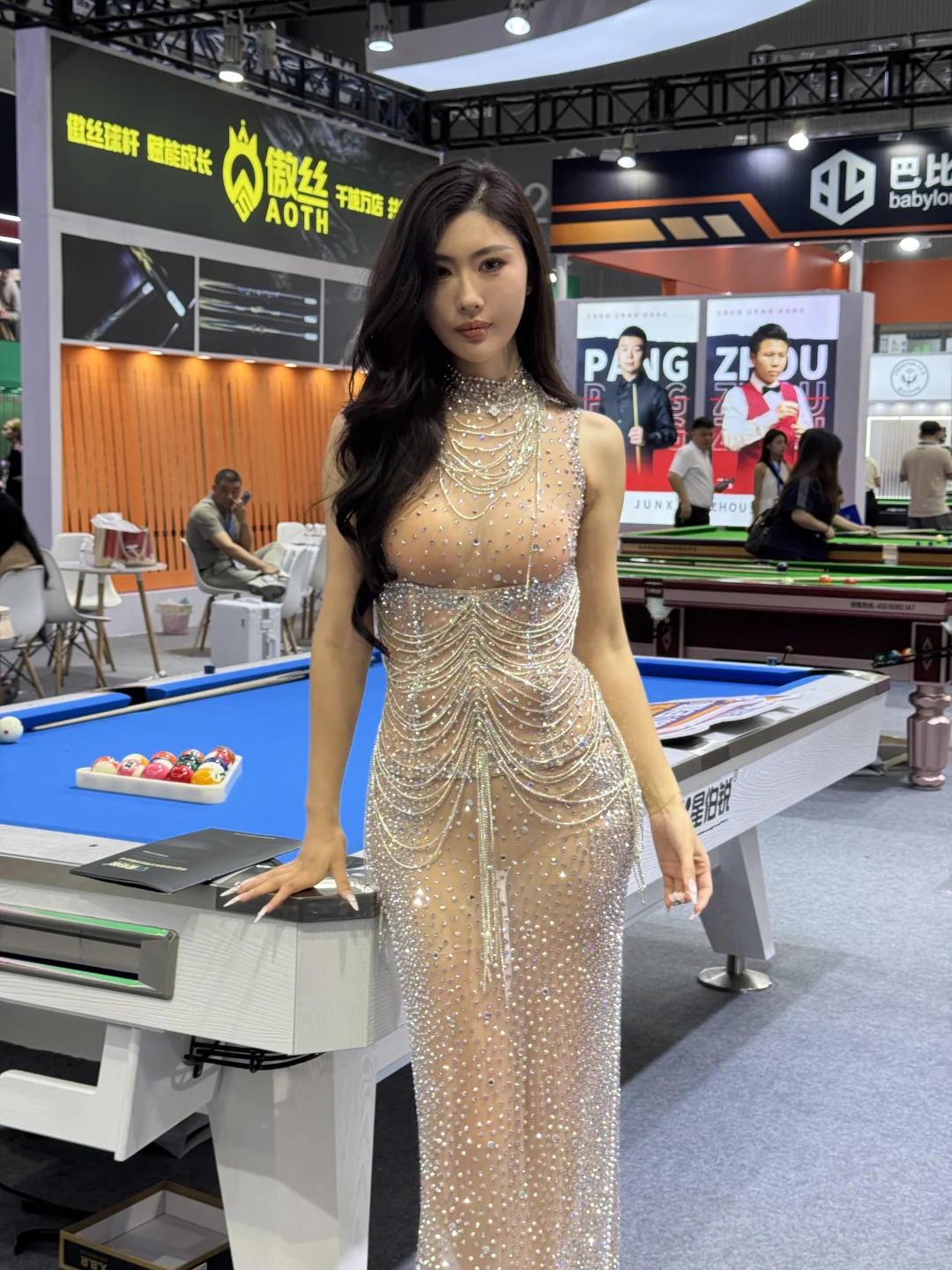 叶濛雨玩?台球黑8