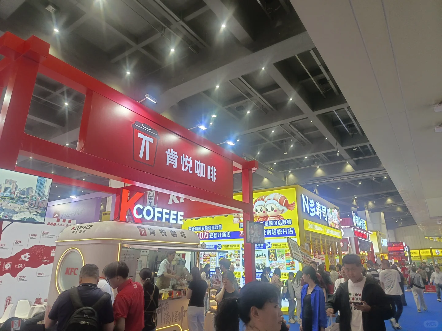 会展中心连锁食品展吃不完，根本吃不完