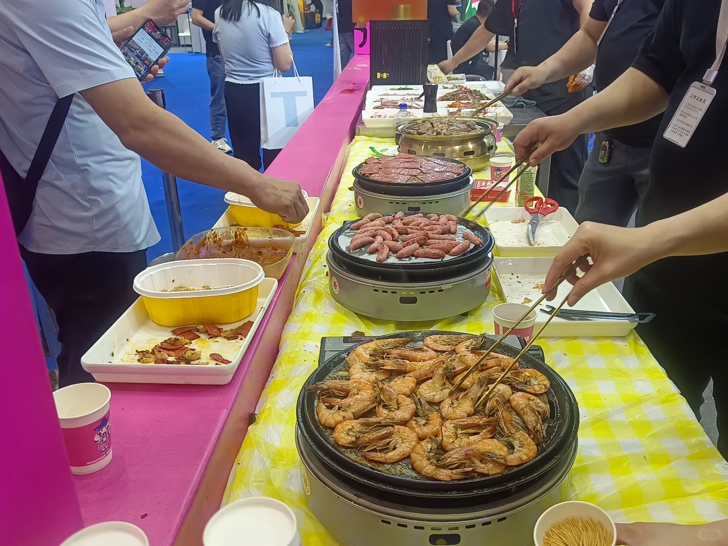 会展中心连锁食品展吃不完，根本吃不完