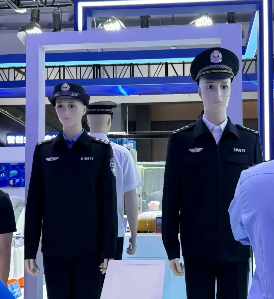 传说中的25式 新警服