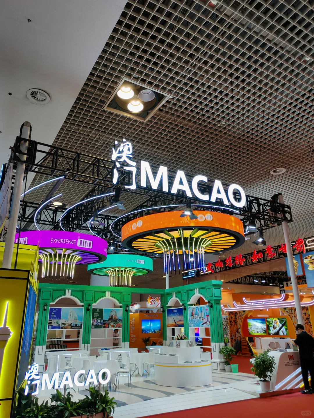 00后小女孩展会工作的第N天