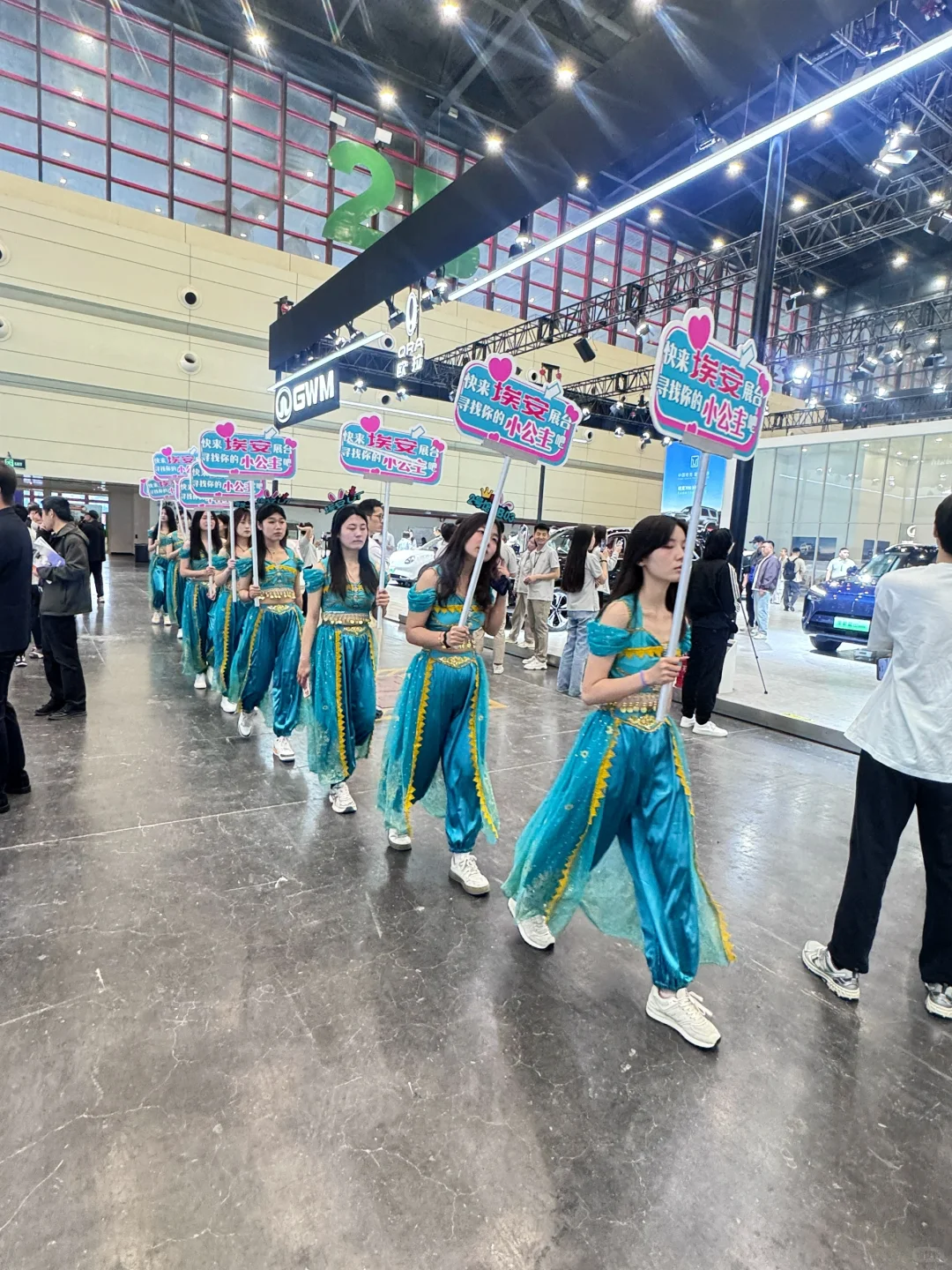 逛车展一天走了两万步