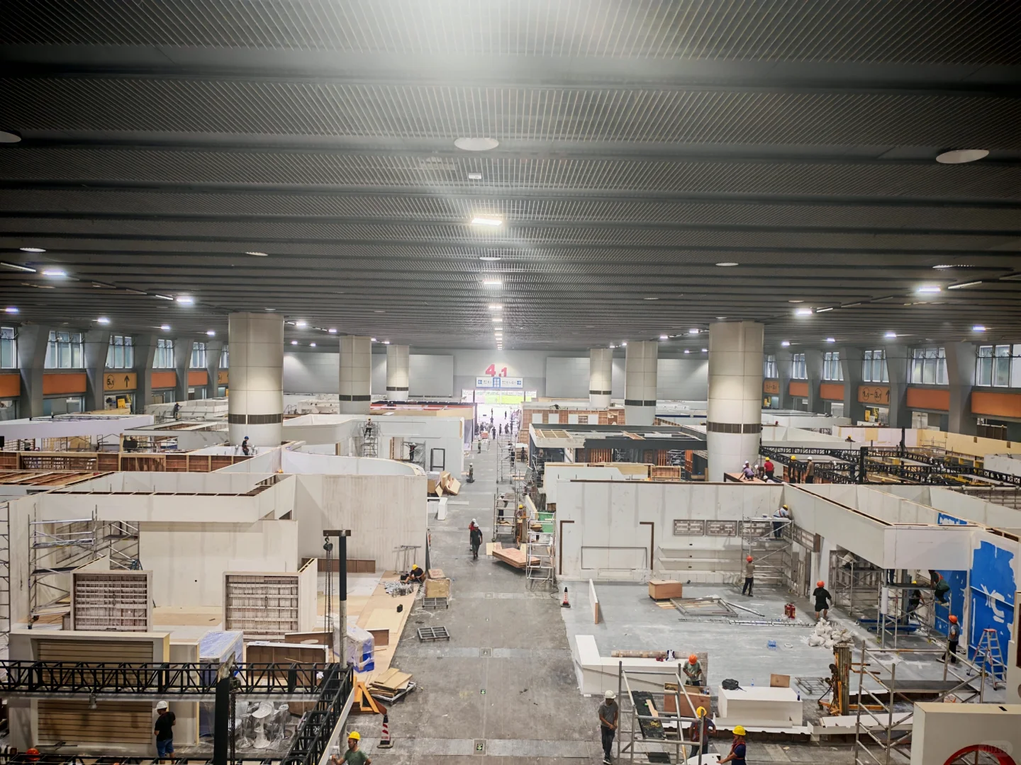 00勇闯会展领域，来会展展厅搭建现场跟建