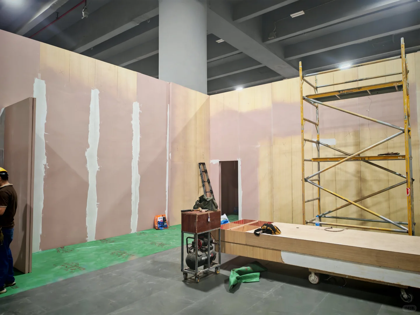 00勇闯会展领域，来会展展厅搭建现场跟建