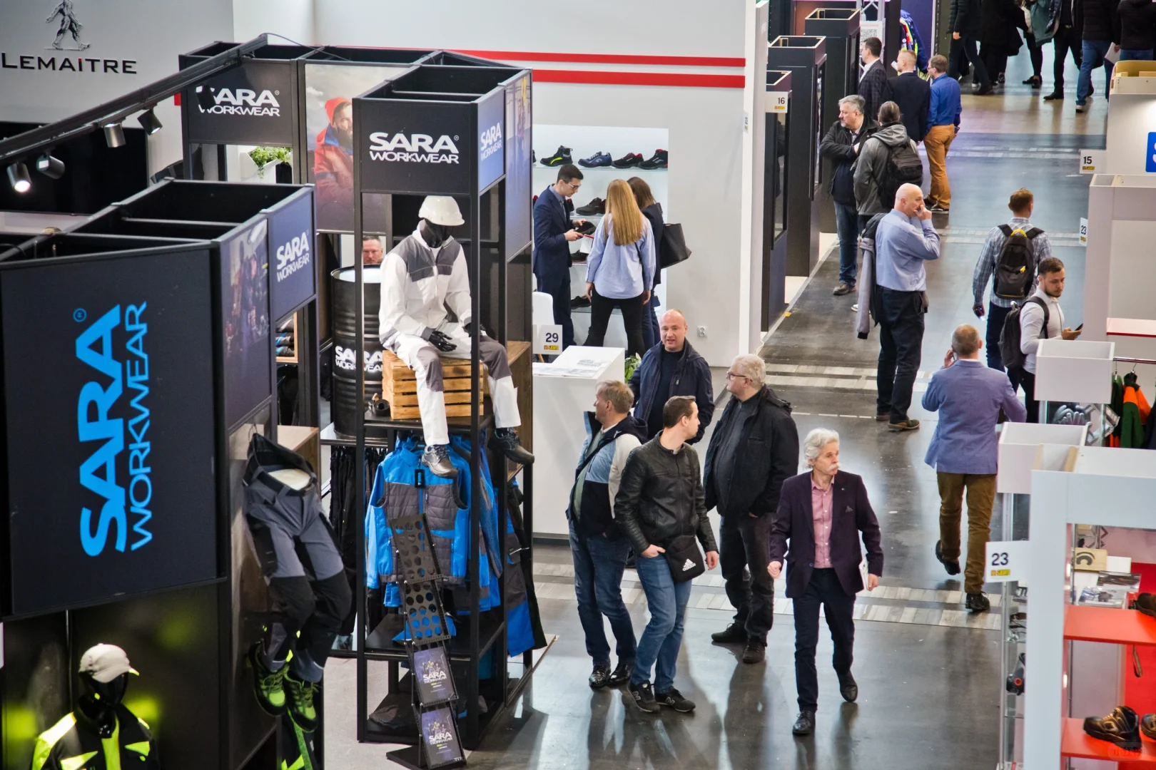 展会现场这人流是相当可以了