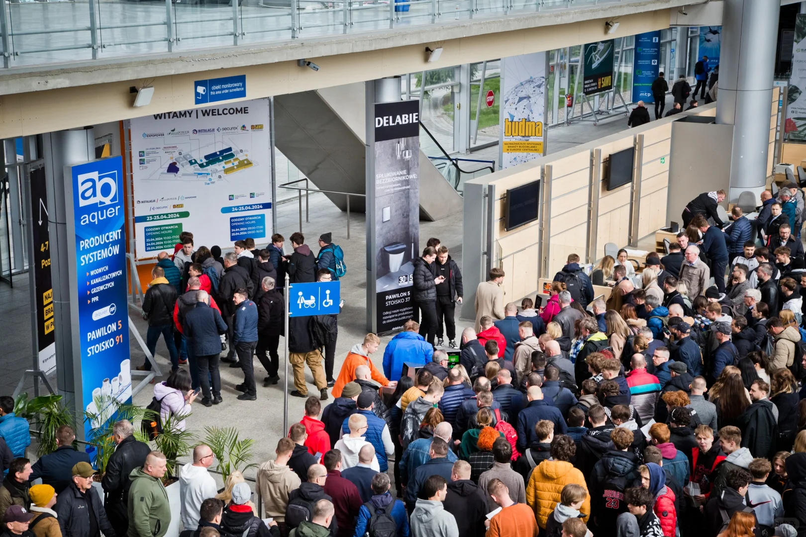 展会现场这人流是相当可以了