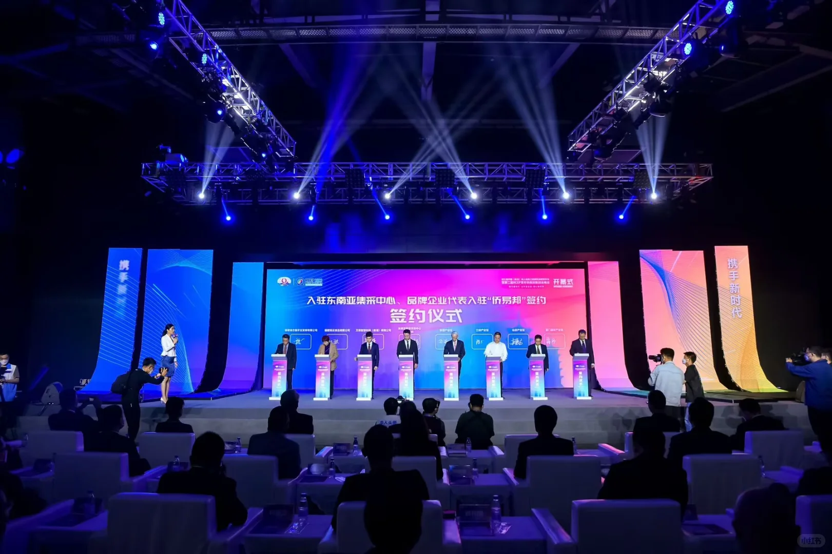 福建泉州丝绸之路博览会 地上都是led屏幕！