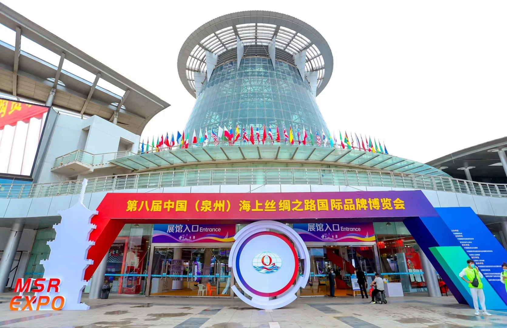 福建泉州丝绸之路博览会 地上都是led屏幕！