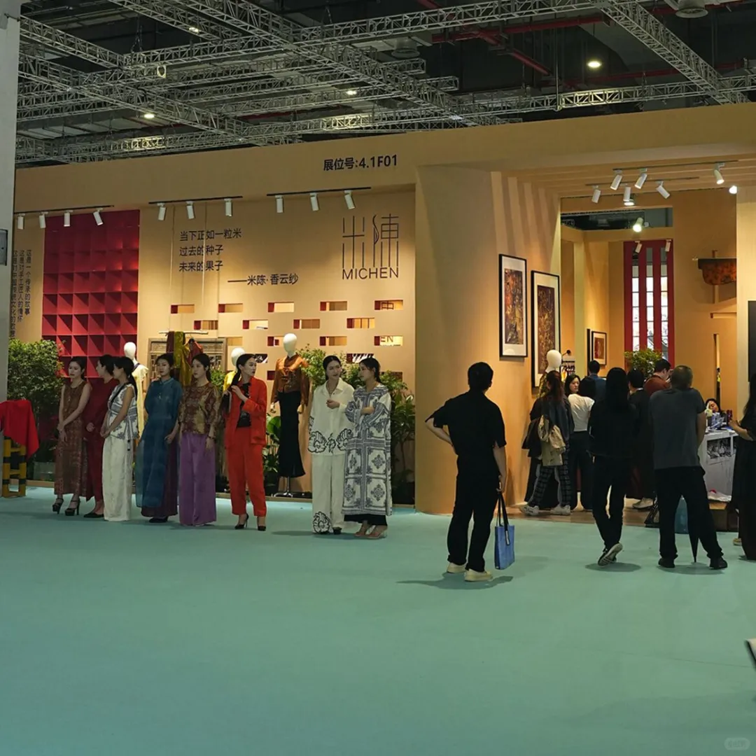 今日逛服装展～