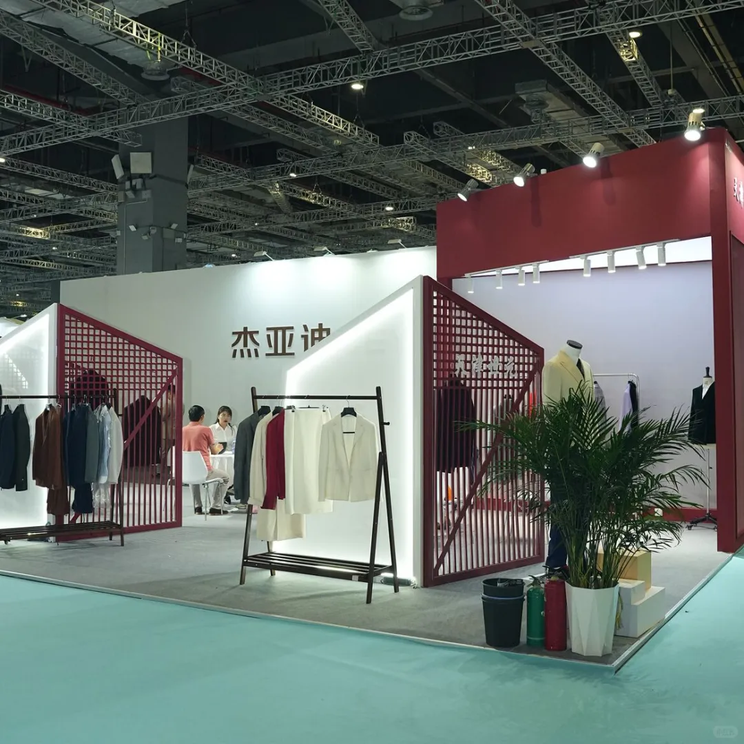 今日逛服装展～