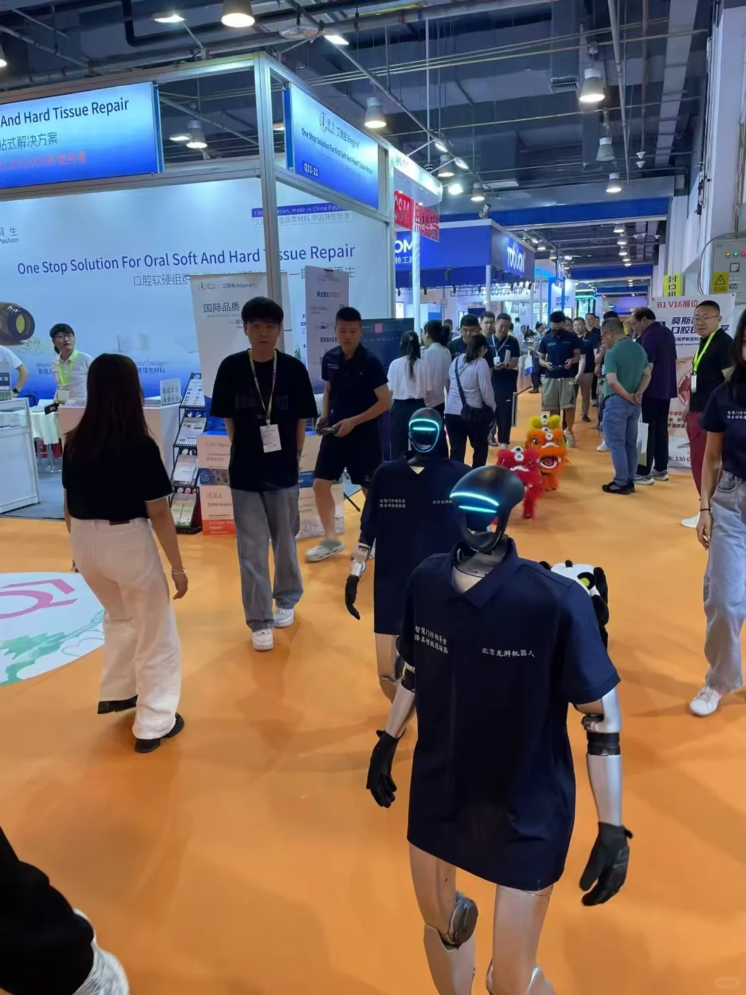 有机器人的展位，人山人海！