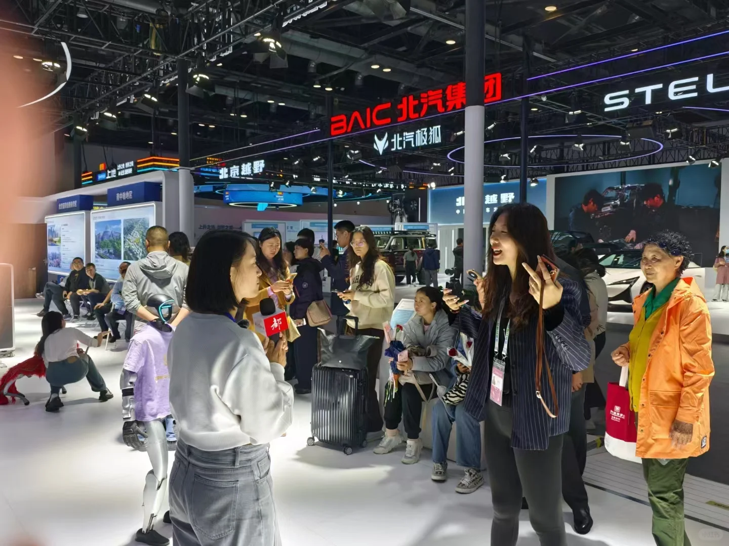 有机器人的展位，人山人海！