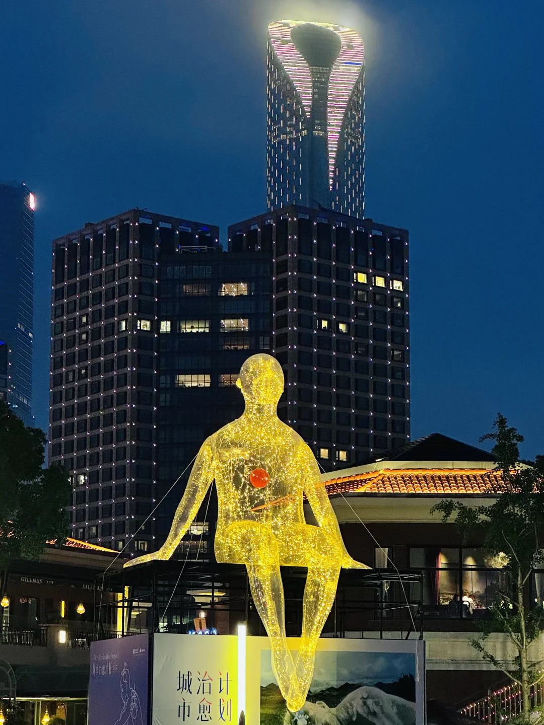 苏州不愧是大城市！金鸡湖惊现巨人……