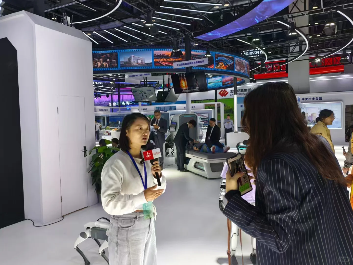 有机器人的展位，人山人海！