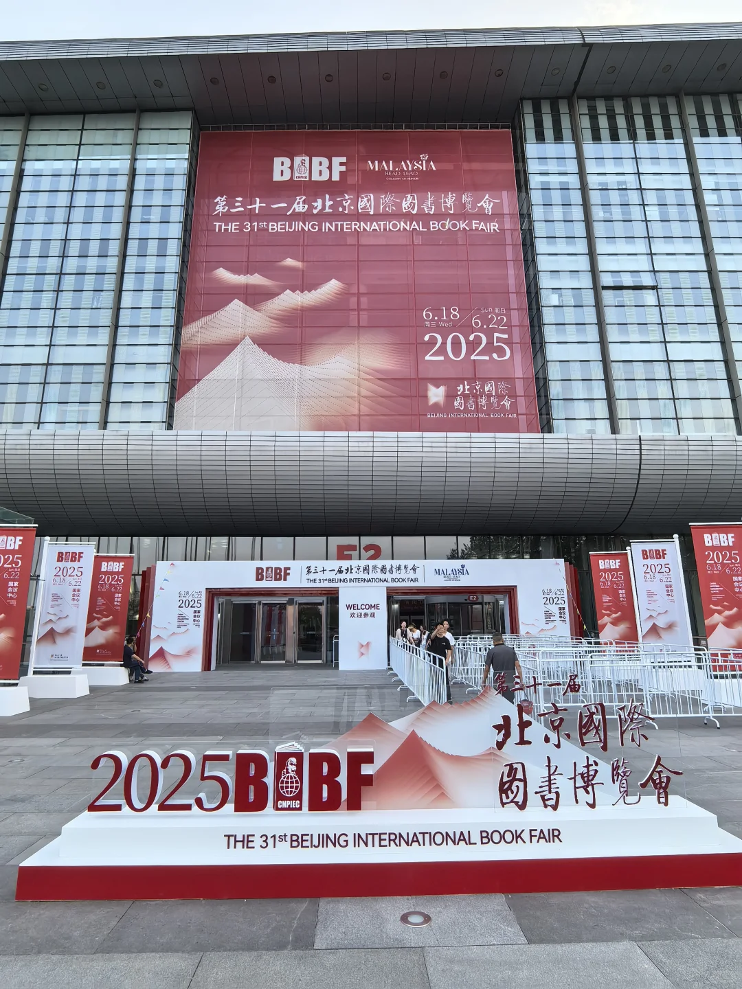 布展完成，右滑参观