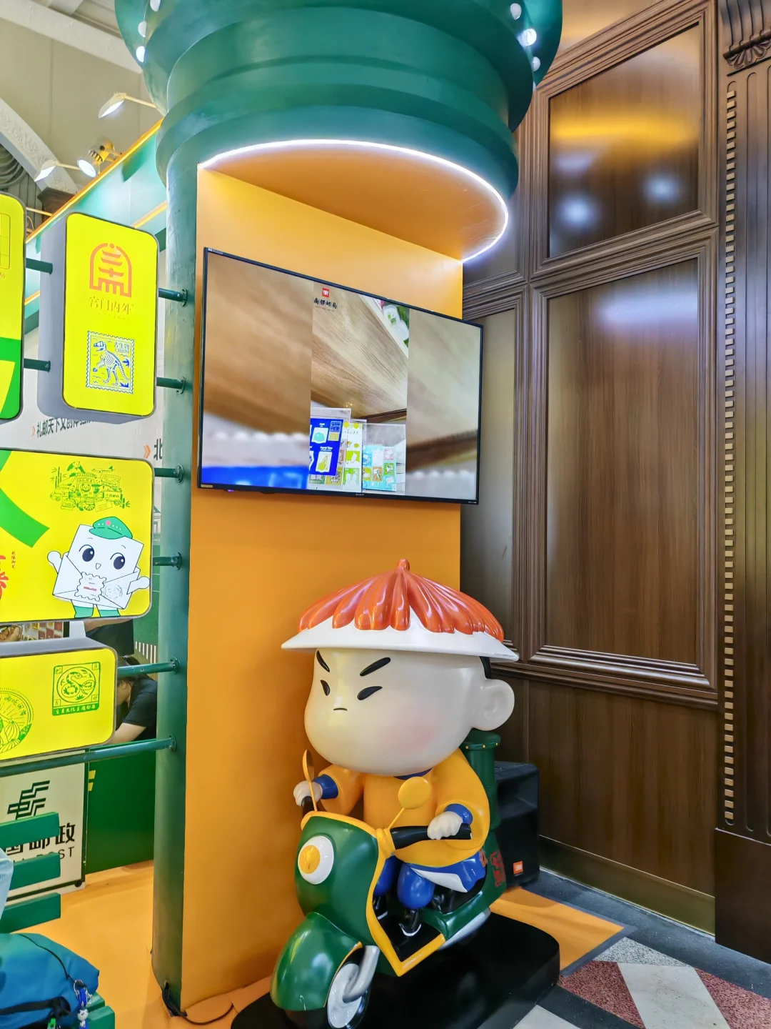 邮政站台好热闹啊～