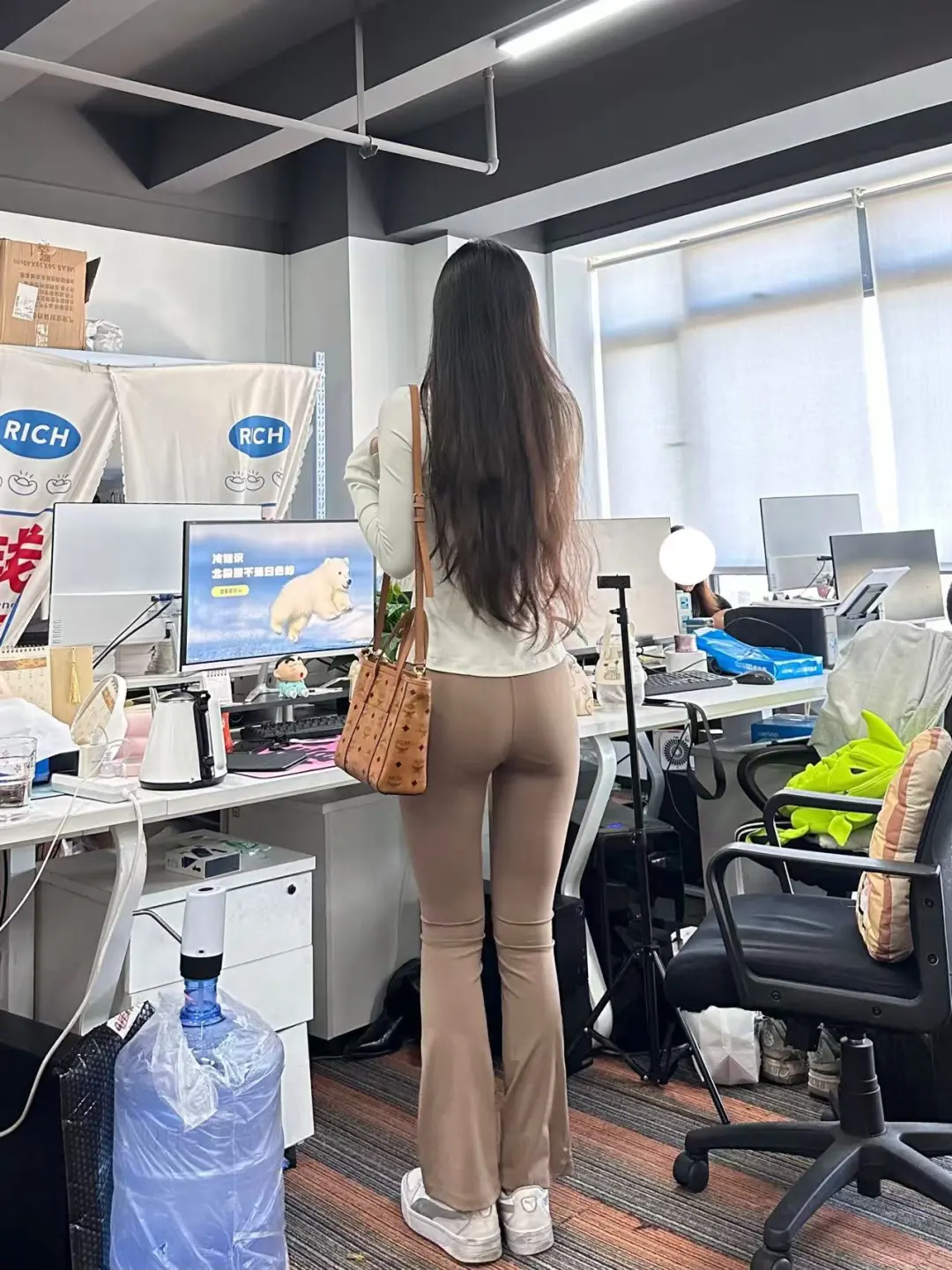 突然发现大城市女生真的很敢外穿瑜伽裤…