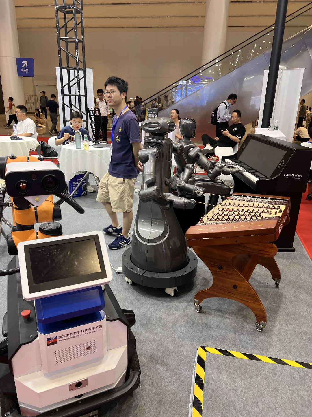 看机器人会展中