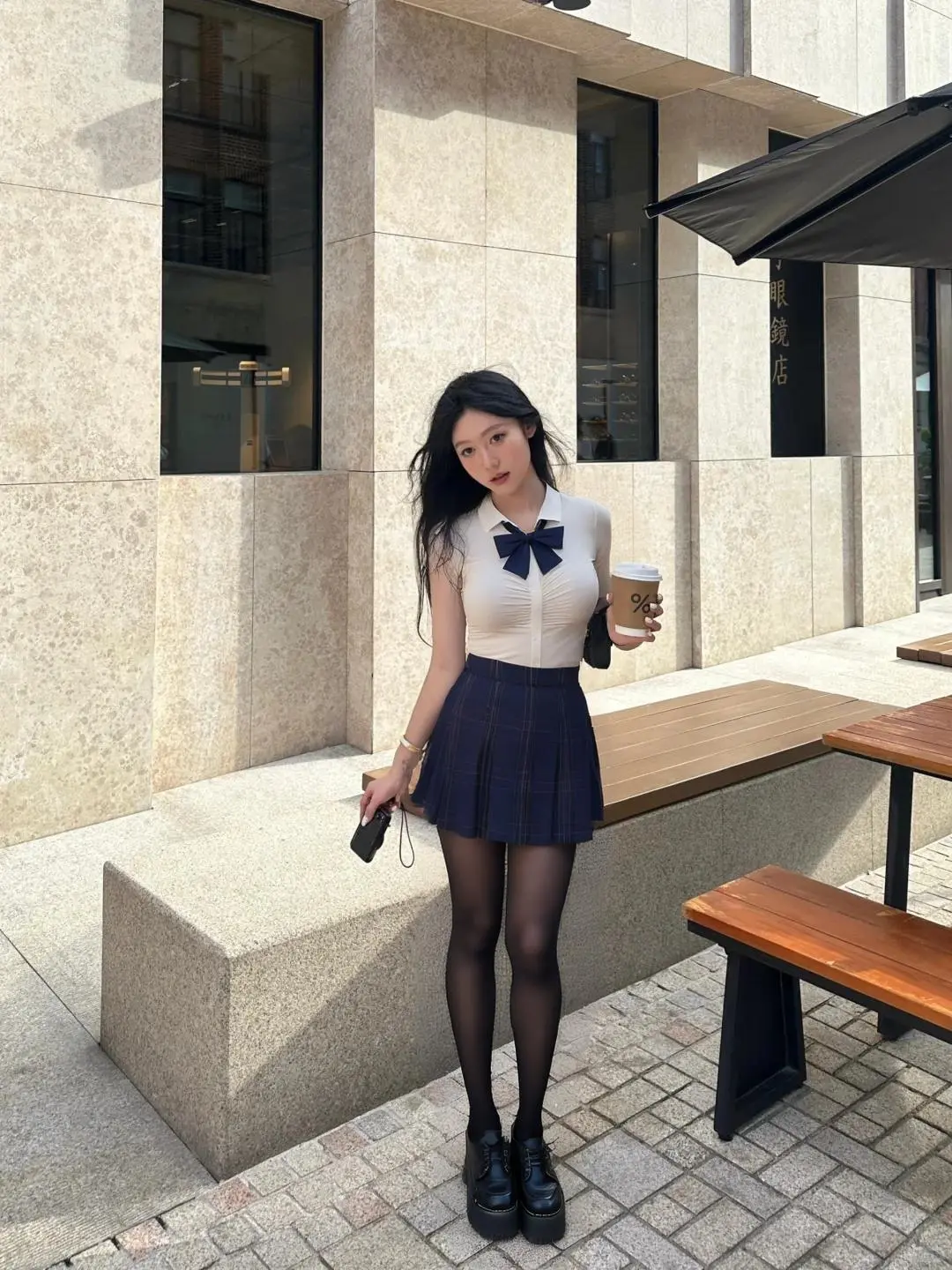 现在的AI真的太狠了！！一秒换装实现穿衣自由