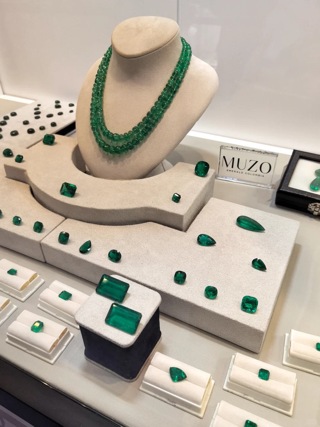 25年香港珠宝展火爆开幕，快来淘些好货…