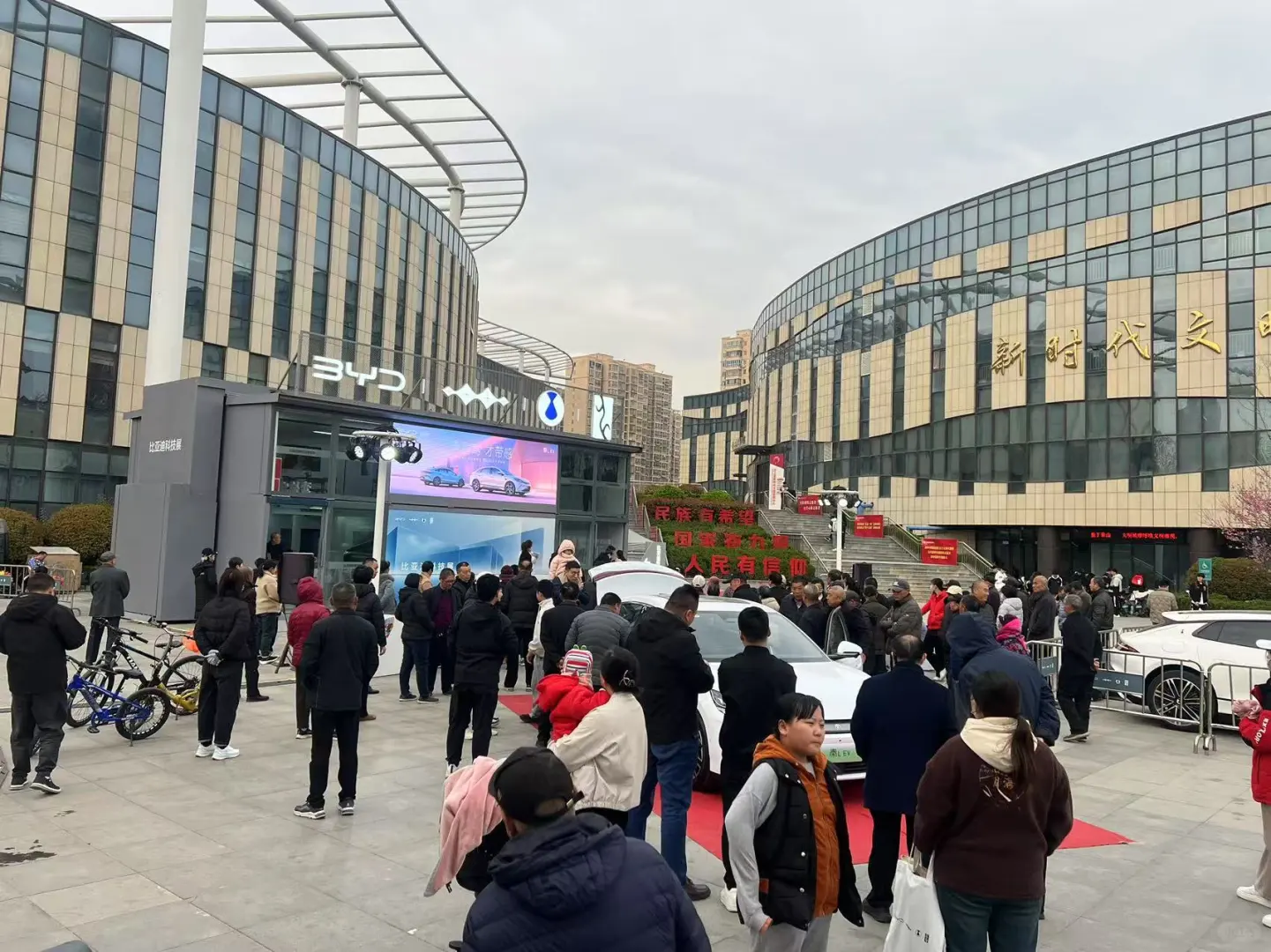 比亚迪科技展人山人海