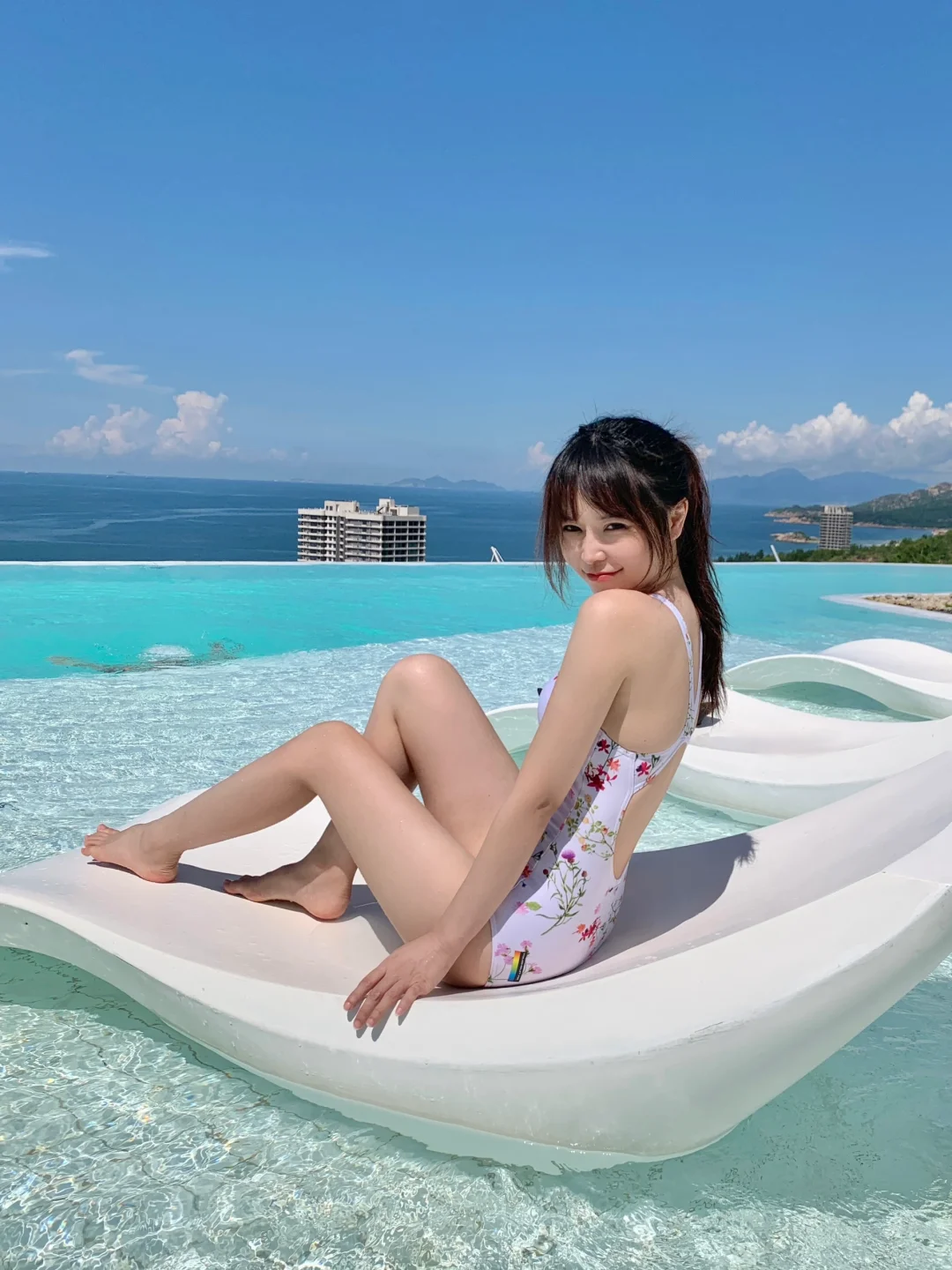 155小个子 泡在泳池的夏天