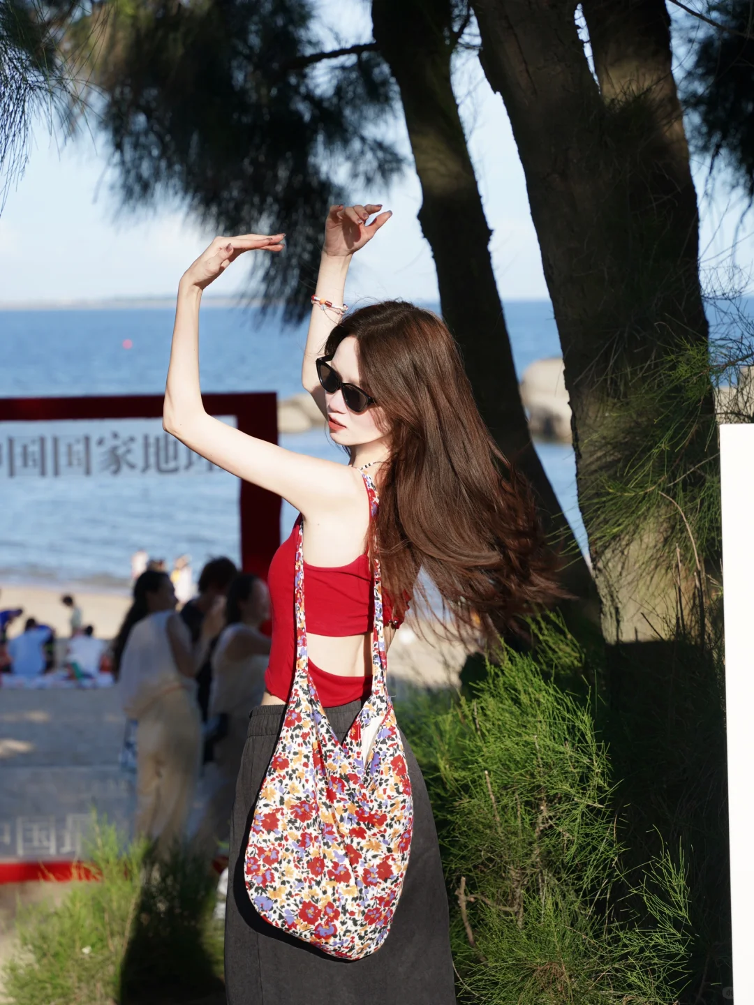 不敢相信❗卖了5w+的红色吊带❗太太太…显白啦