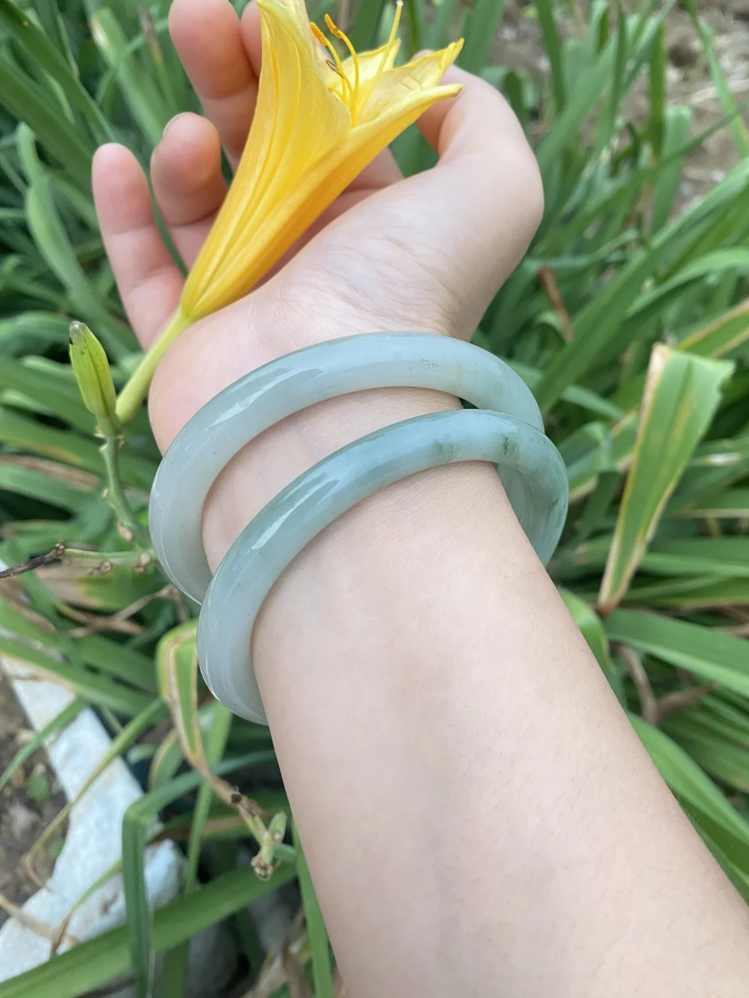 “青山远黛多妩媚，近水寒烟意朦胧”