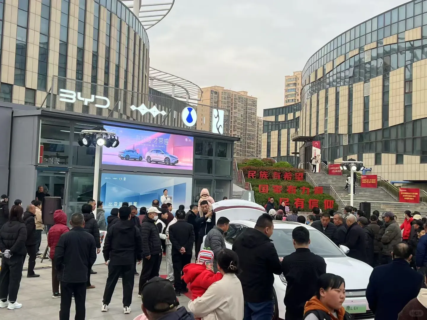 比亚迪科技展人山人海