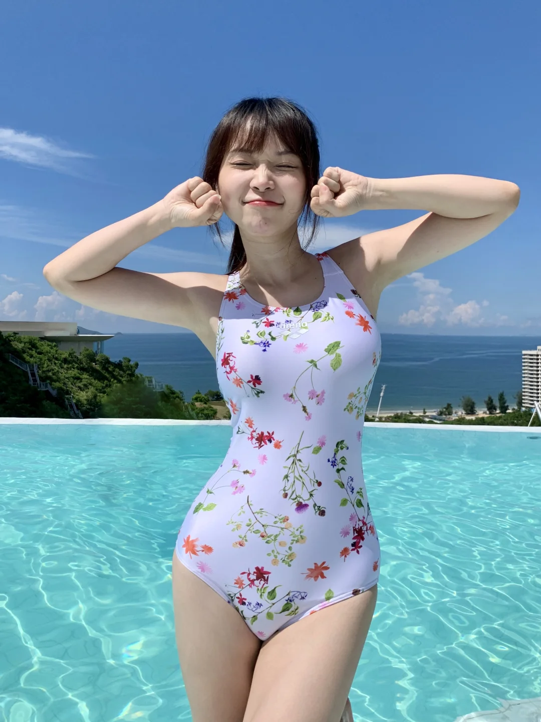 155小个子 泡在泳池的夏天