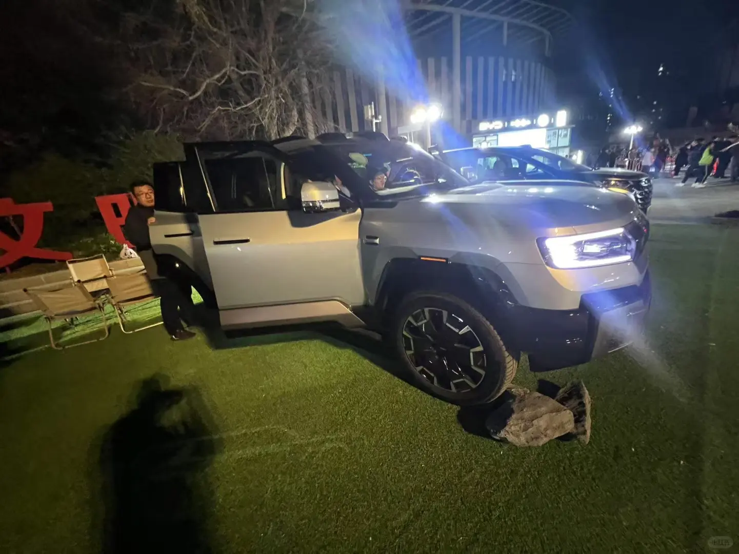 比亚迪科技展人山人海